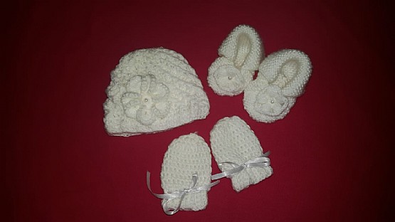 Shitet Set komplet per bebe 0 deri 3 muajsh e punuar me grep model lule bora nga  Punime Dore Lumturia Tirane Albania - Hand Made Albania